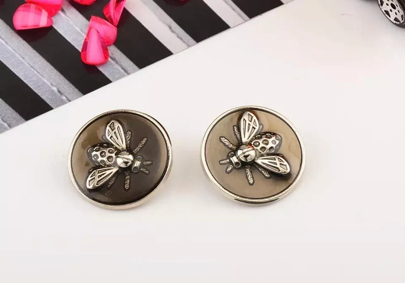 Round metal button with bee 18mm