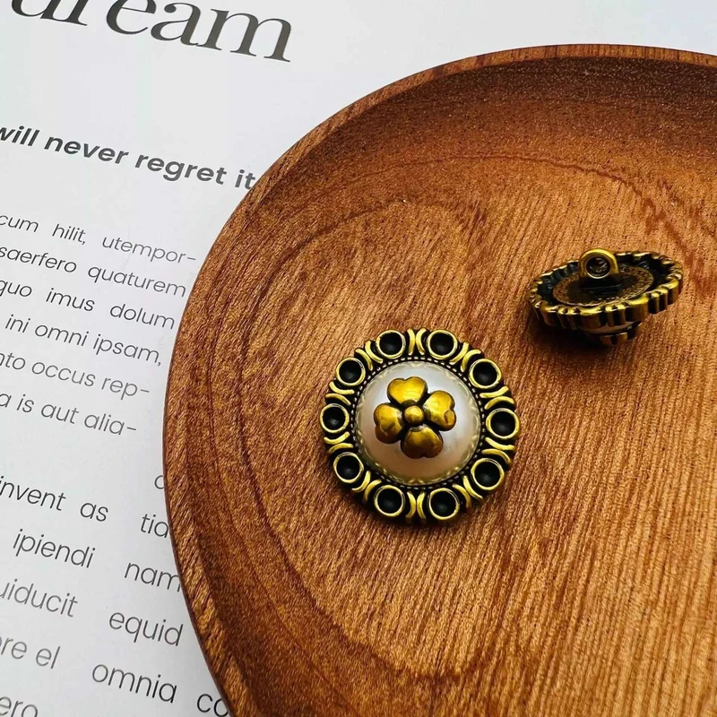 Round metal button and 18mm/23mm pearls