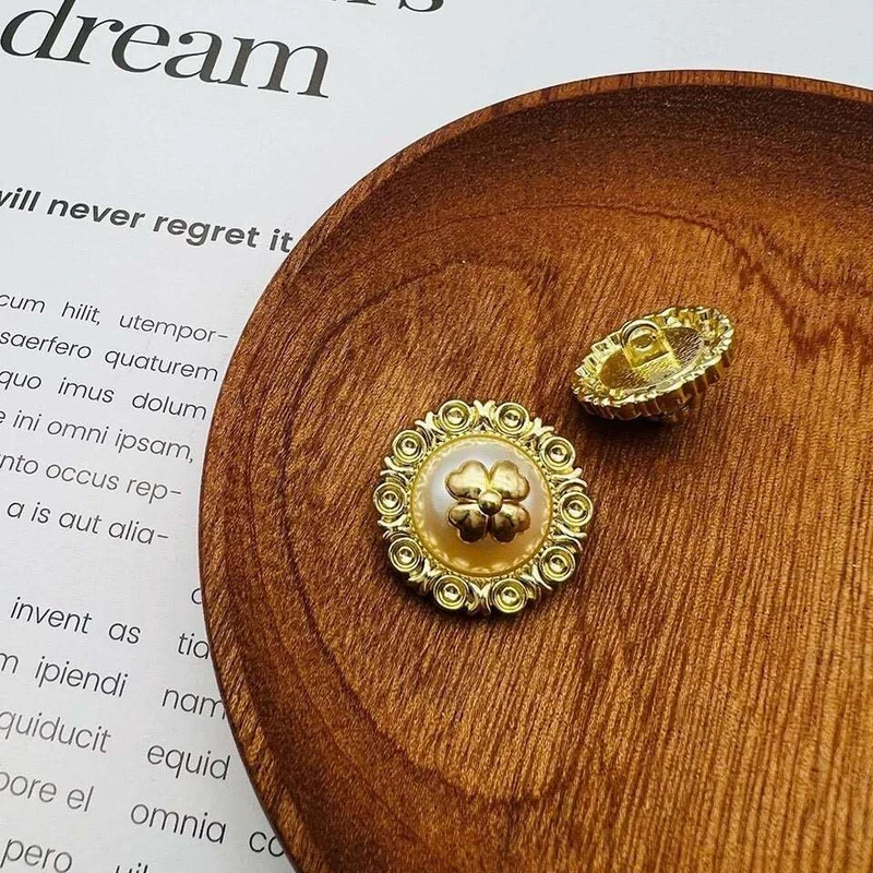 Round metal button and 18mm/23mm pearls