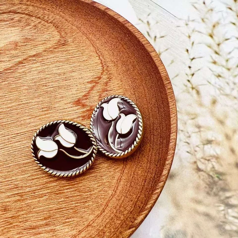 Enameled metal button with tulip
