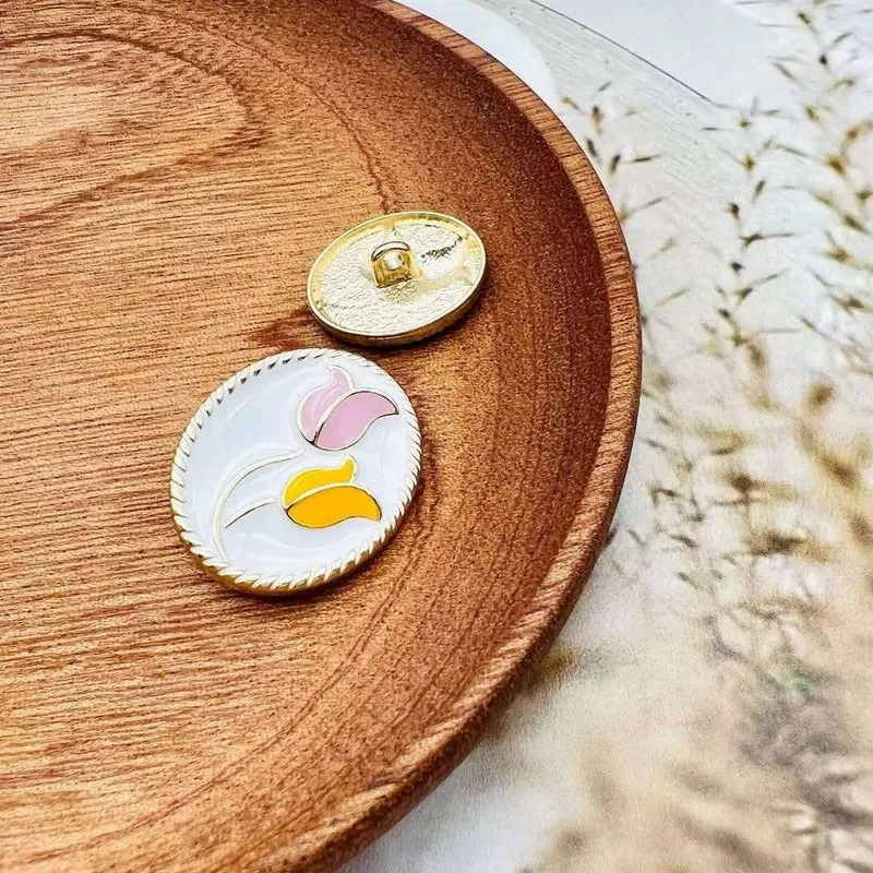 Enameled metal button with tulip
