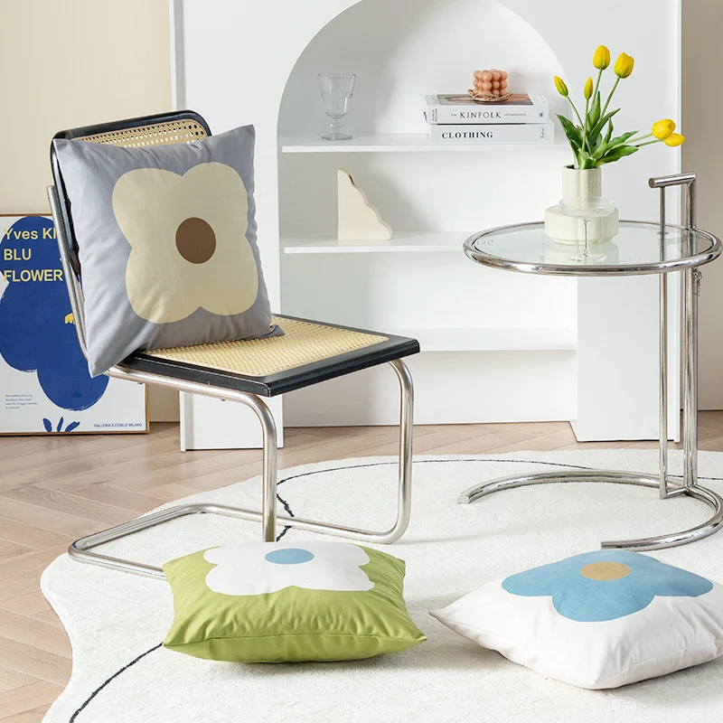 Quadratischer Dekor-Kissenbezug mit großflächigem Blumenmotiv und verdecktem Reißverschluss