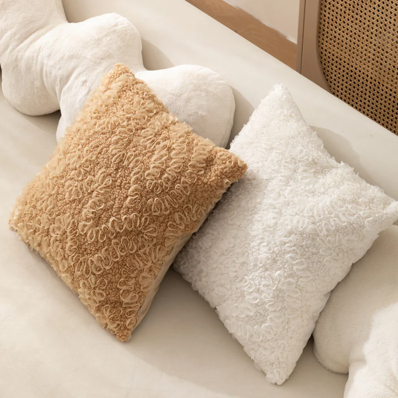 Plüschiges Bouclé-Dekokissen mit Relief‑Schlingen und weichem Innenkissen
