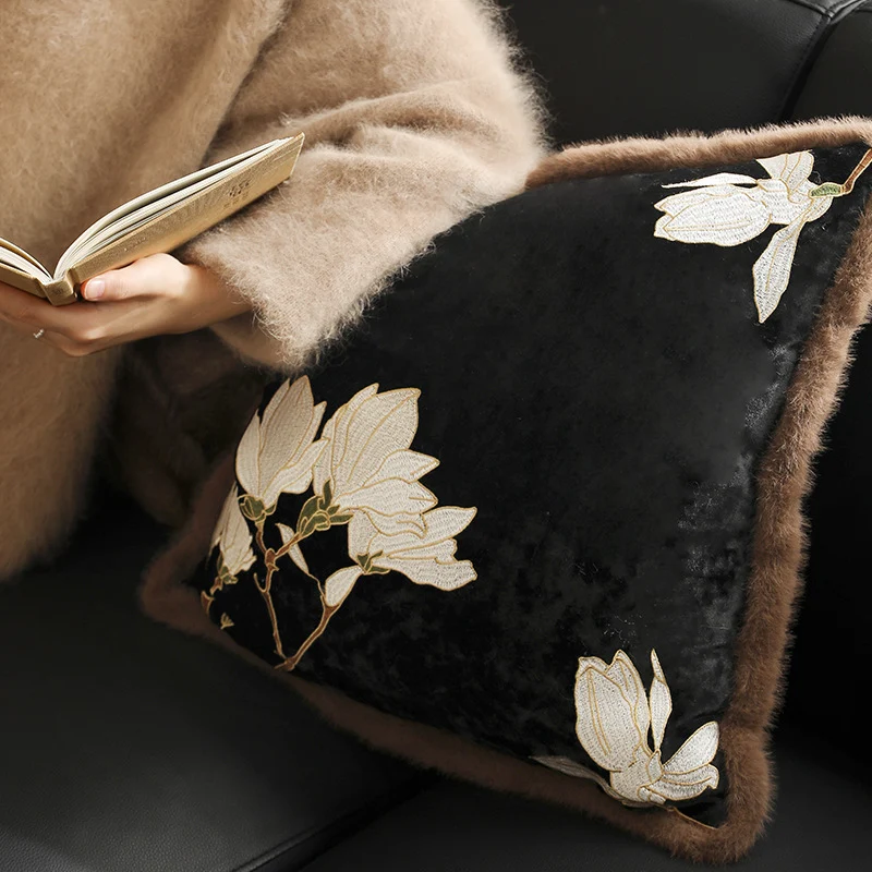 Quadratisches Samt-Dekokissen mit besticktem Magnolienmotiv und Kunstfellbordüre
