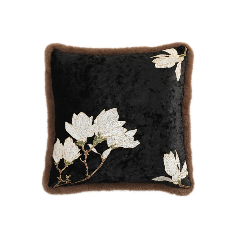 Quadratisches Samt-Dekokissen mit besticktem Magnolienmotiv und Kunstfellbordüre
