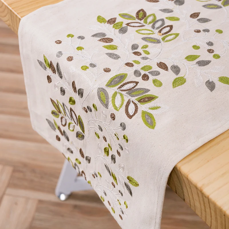 Dekorativer Tischläufer aus Baumwoll‑Leinenmischung mit botanischem Blattprint