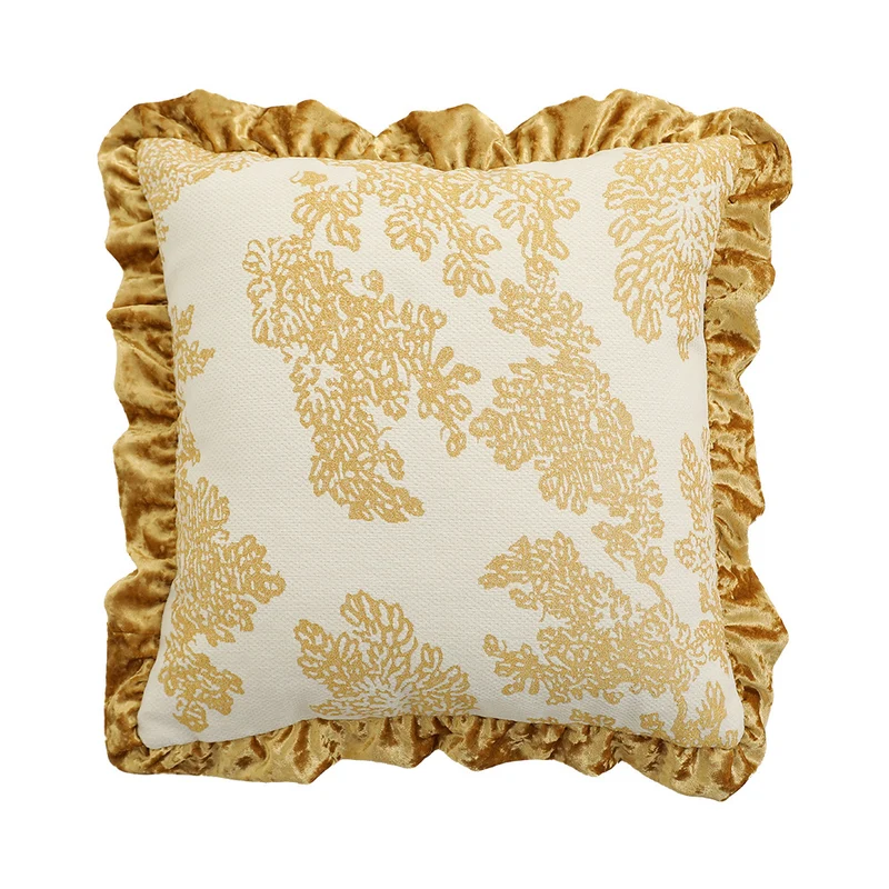 Quadratisches Dekokissen im Barockstil mit Samt-Rüsche und Putto-Jacquard