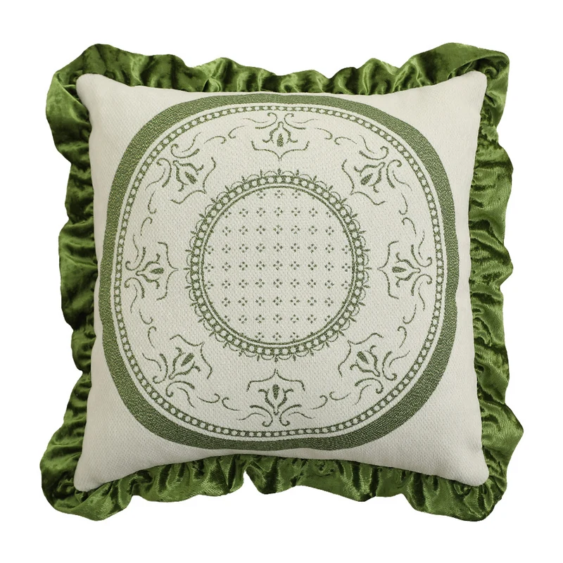 Quadratisches Dekokissen im Barockstil mit Samt-Rüsche und Putto-Jacquard