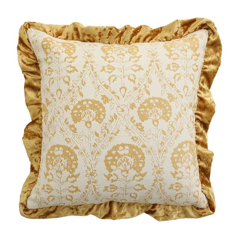 Quadratisches Dekokissen im Barockstil mit Samt-Rüsche und Putto-Jacquard
