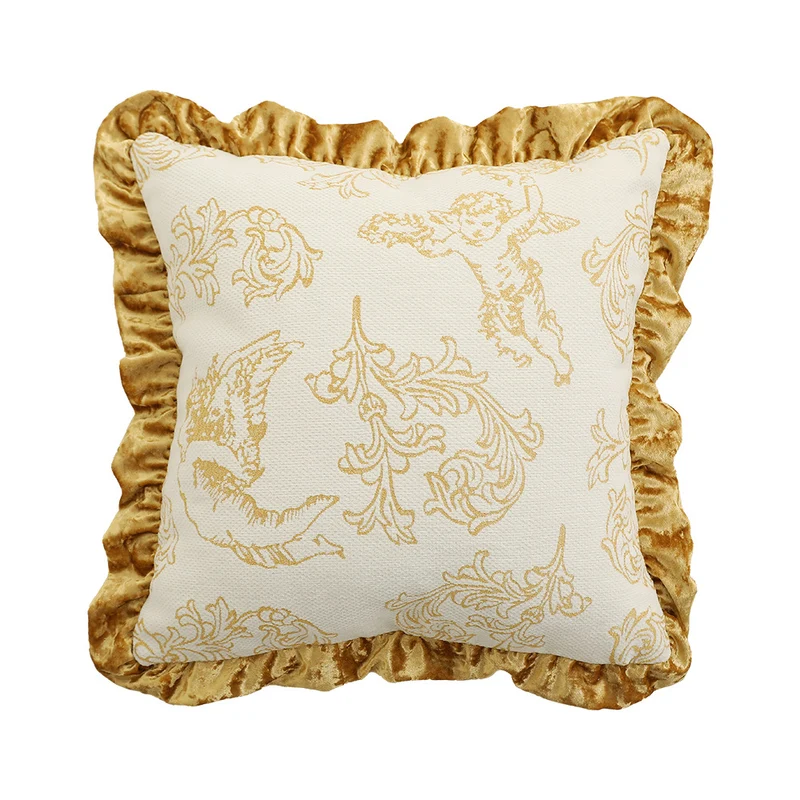Quadratisches Dekokissen im Barockstil mit Samt-Rüsche und Putto-Jacquard