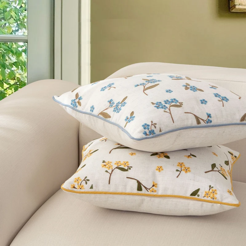 Gesticktes Leinen-Dekokissen mit floraler Stickerei und Keder