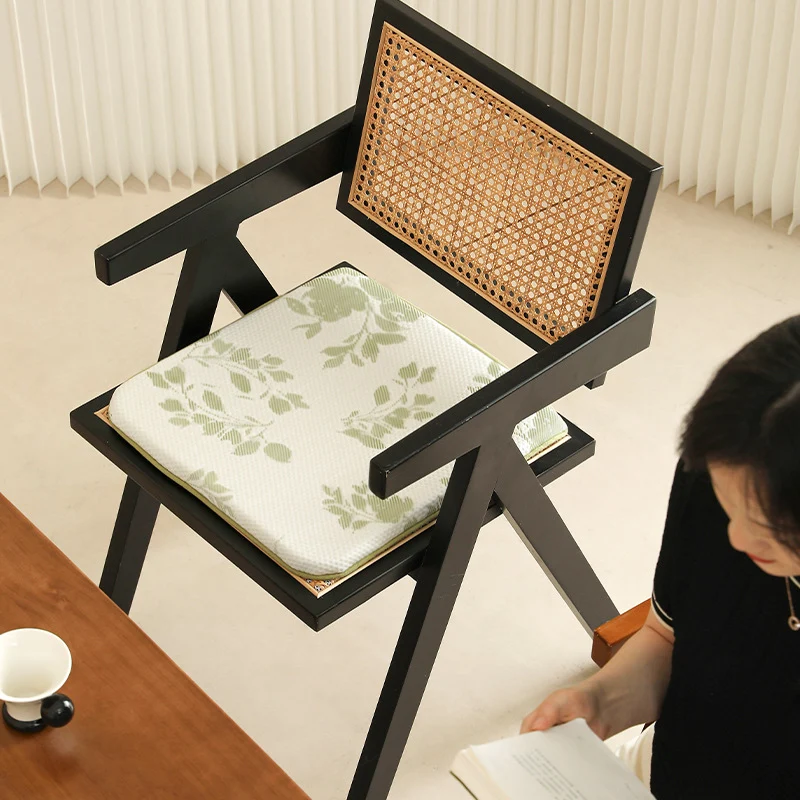 Gepolstertes Sitzkissen mit ergonomischem Schaumkern und atmungsaktivem Netzbezug