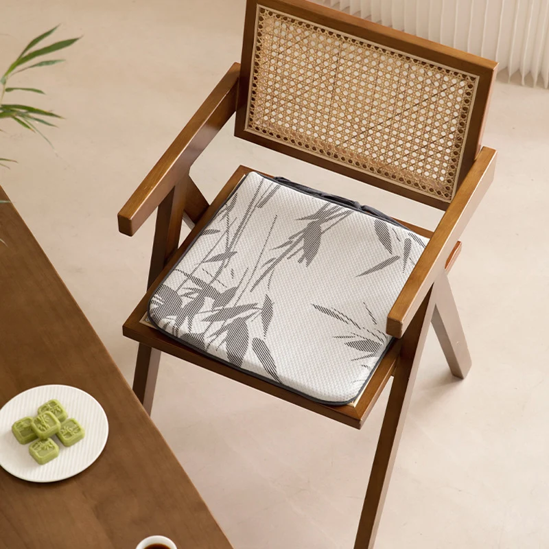 Gepolstertes Sitzkissen mit ergonomischem Schaumkern und atmungsaktivem Netzbezug
