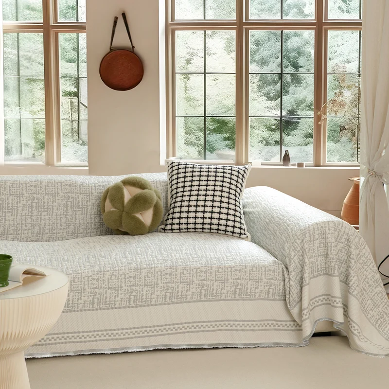 Geometrischer Sofaüberwurf aus Baumwollmischgewebe mit dekorativer Fransenkante