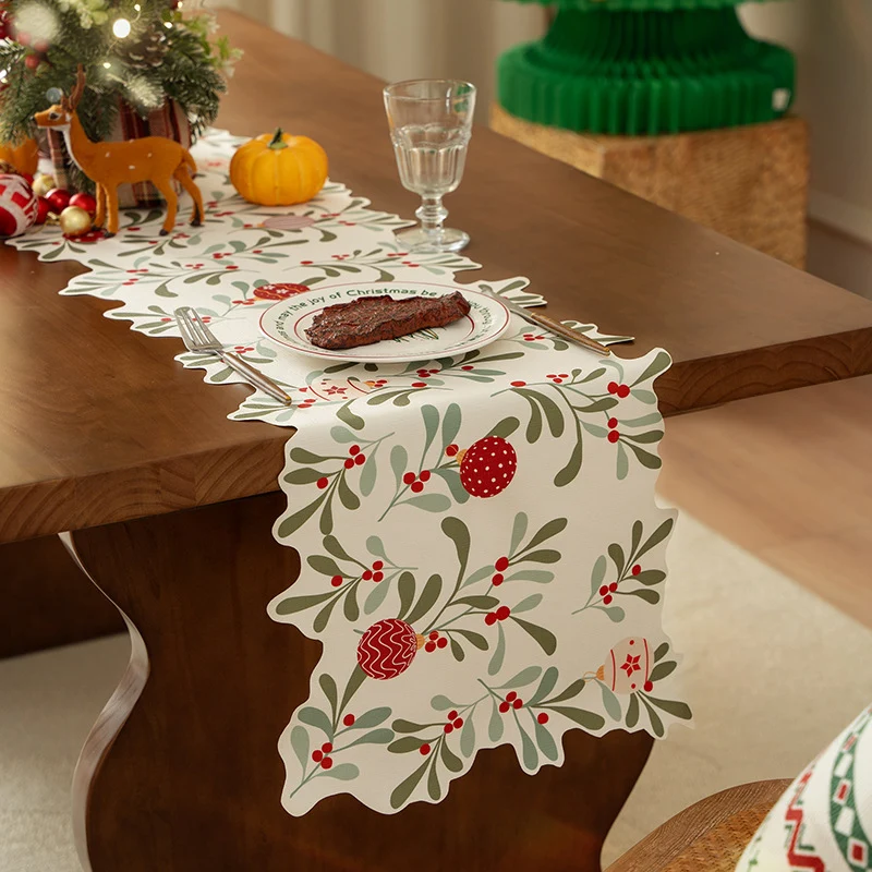 Festlicher Tischläufer mit gewelltem Rand und botanischem Weihnachtsmotiv