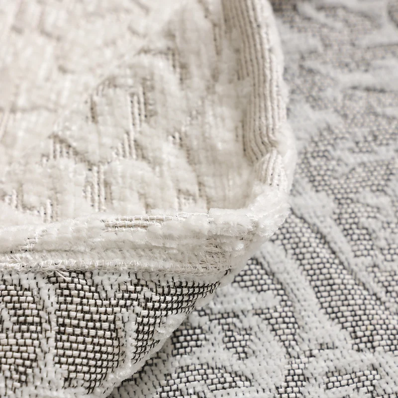 dreisitziges Sofa mit abnehmbaren Jacquard‑Schonbezügen und geschwungenen Armlehnen
