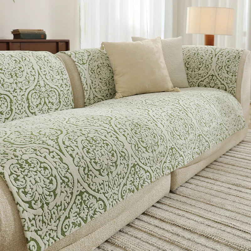 dreisitziges Sofa mit abnehmbaren Jacquard‑Schonbezügen und geschwungenen Armlehnen