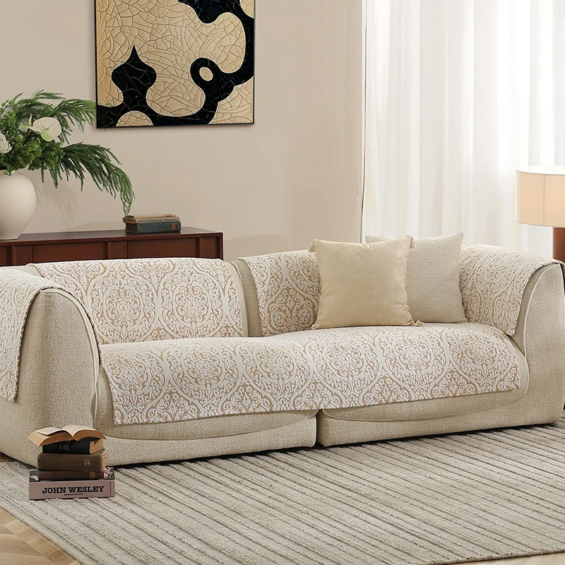 dreisitziges Sofa mit abnehmbaren Jacquard‑Schonbezügen und geschwungenen Armlehnen