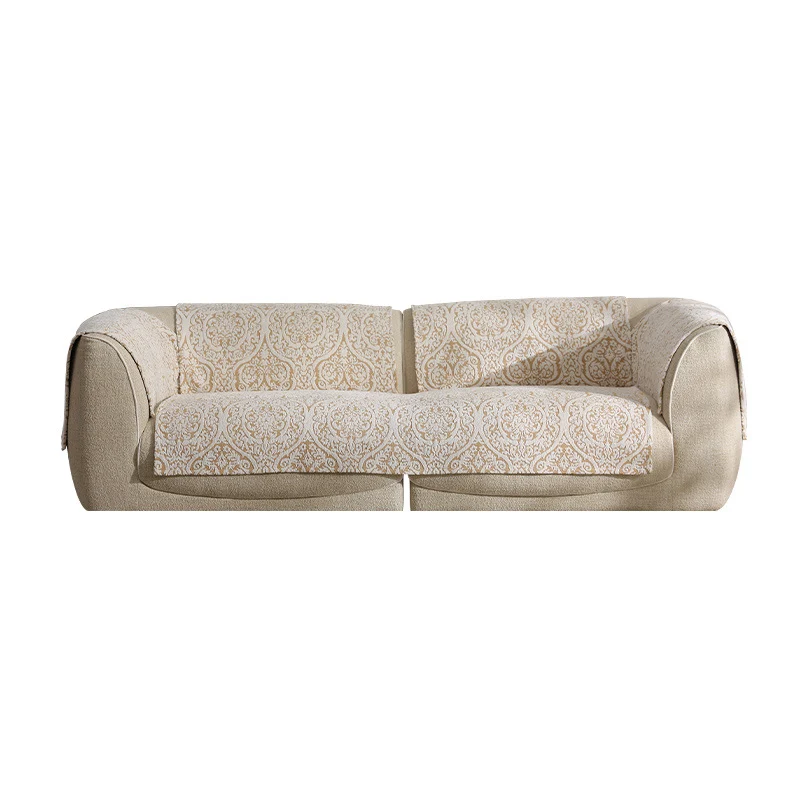 dreisitziges Sofa mit abnehmbaren Jacquard‑Schonbezügen und geschwungenen Armlehnen