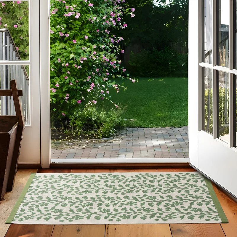 Dekorativer Jacquard‑Tischläufer mit floraler Webstruktur und verstärkter Kante