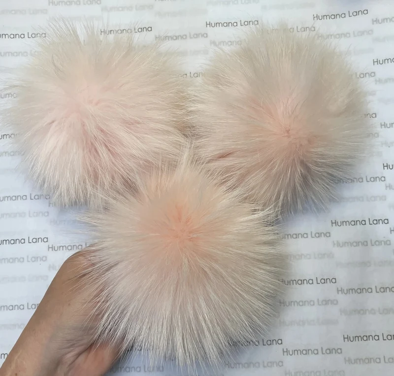 Eggshell fur pompom 17-18cm