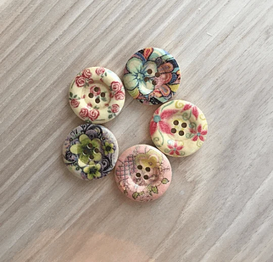 5 buttons with 4 floral holes (25mm)