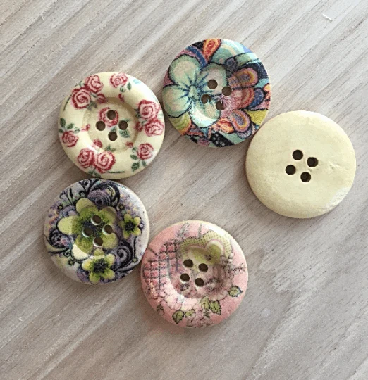 5 buttons with 4 floral holes (25mm)