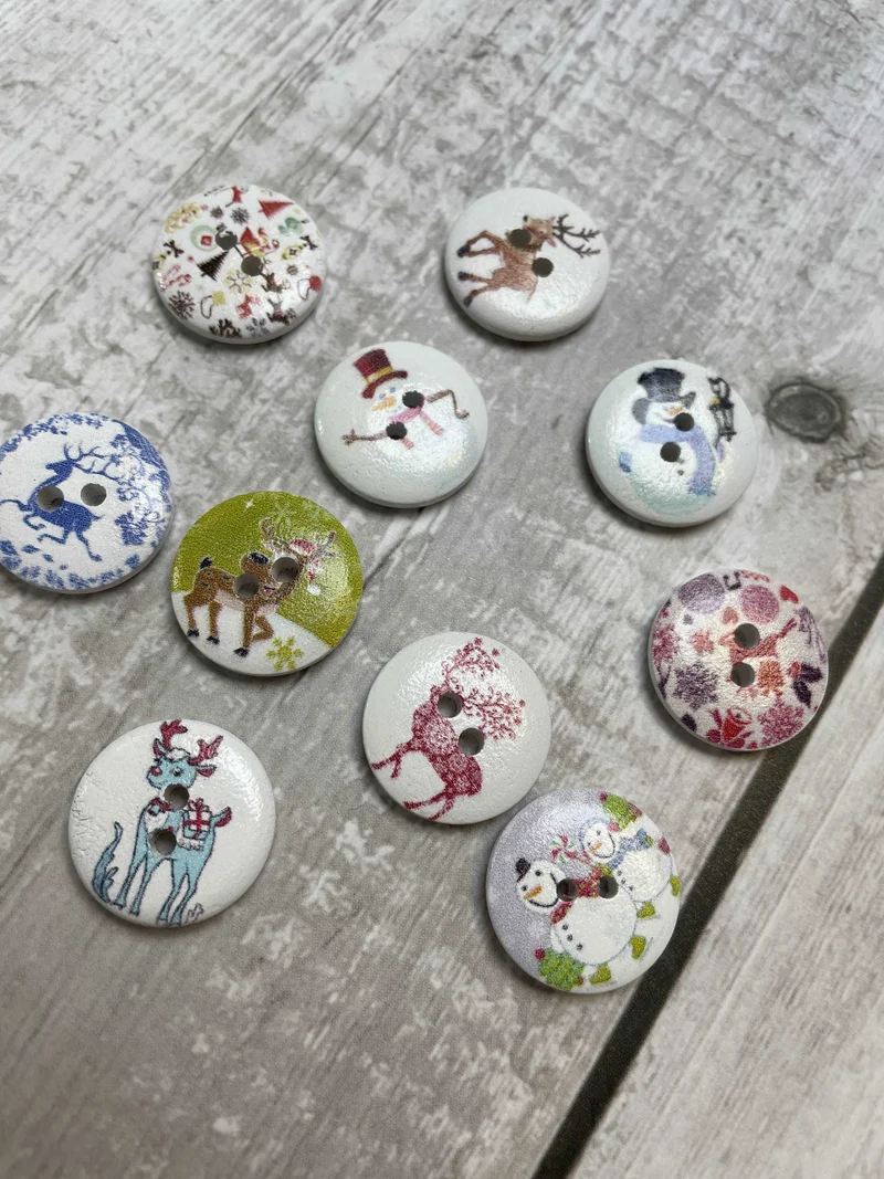 5 wooden Christmas buttons with 2 holes (20mm)