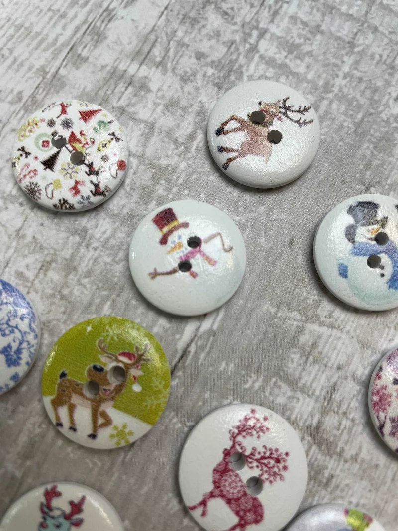 5 wooden Christmas buttons with 2 holes (20mm)