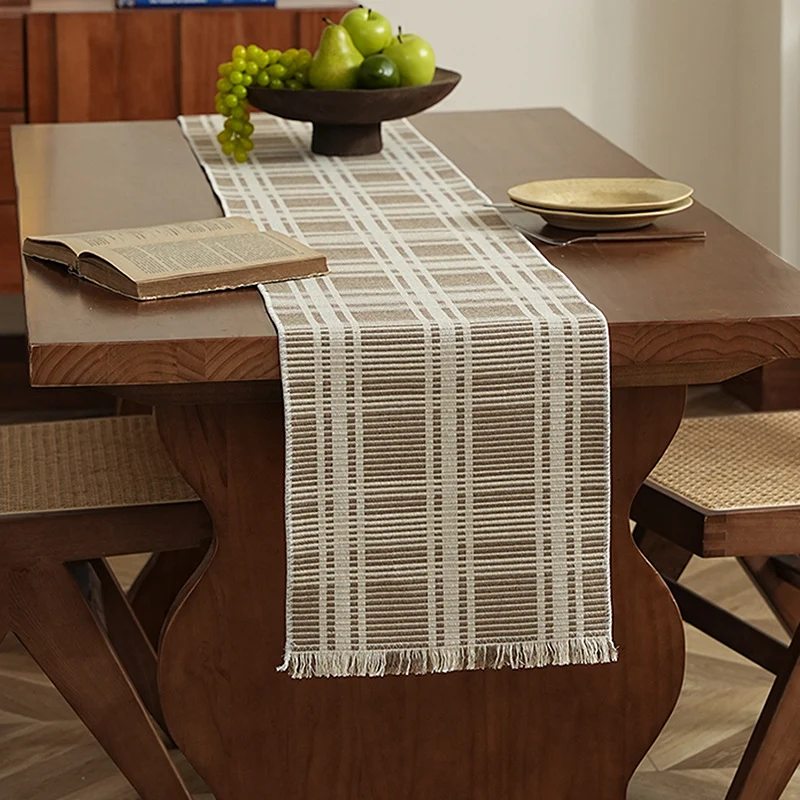 Gewebter Tischläufer mit kontrastierendem Mittelstreifen, strukturierter Waffeloptik und dekorativen Fransen