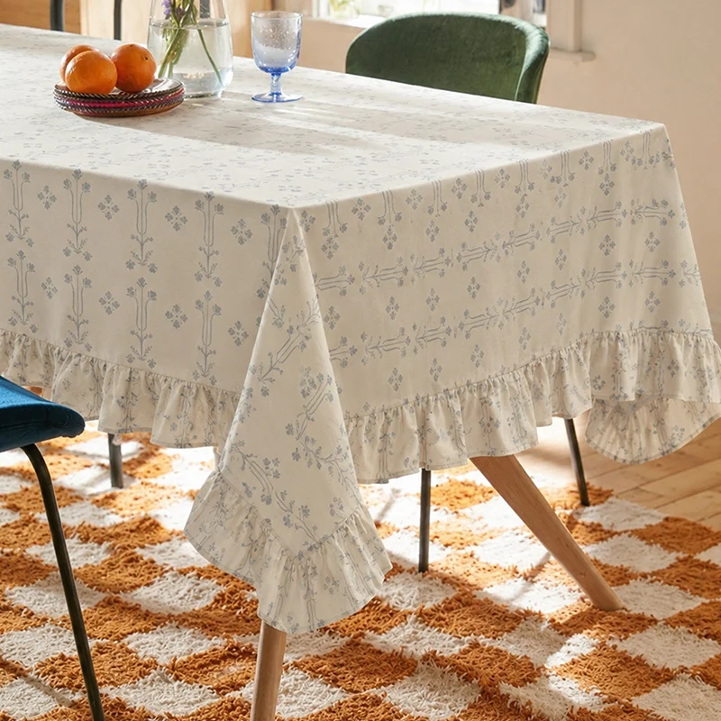 Rechteckige Tischdecke mit Rüschenbordüre und filigranem Blumenjacquard