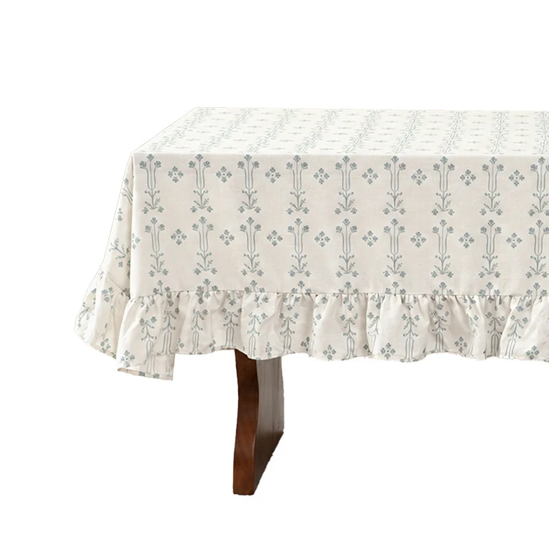 Rechteckige Tischdecke mit Rüschenbordüre und filigranem Blumenjacquard