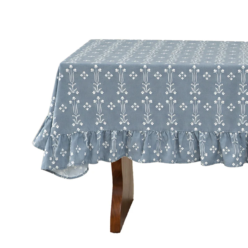 Rechteckige Tischdecke mit Rüschenbordüre und filigranem Blumenjacquard