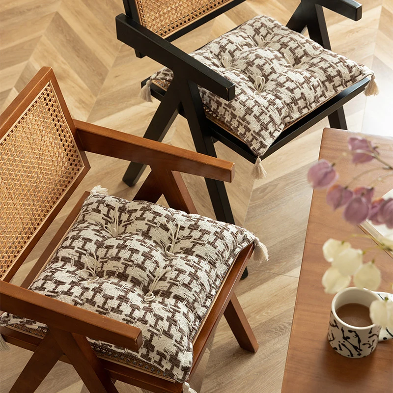Getuftetes Dekokissen mit gewebtem Hahnentritt‑Relief und Quasten