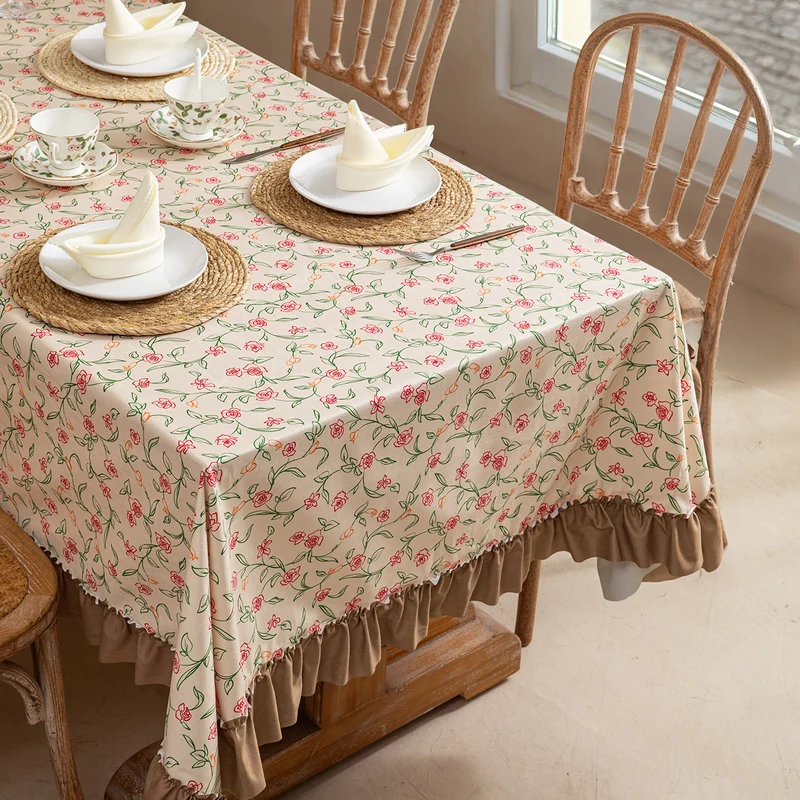 Rechteckige Tischdecke aus Baumwollmischgewebe mit feinem floralem Print und gerafftem Saum