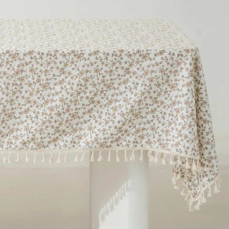 Rechteckige Tischdecke aus Baumwoll-Leinenmischung mit zartem Blumenprint und Quasten