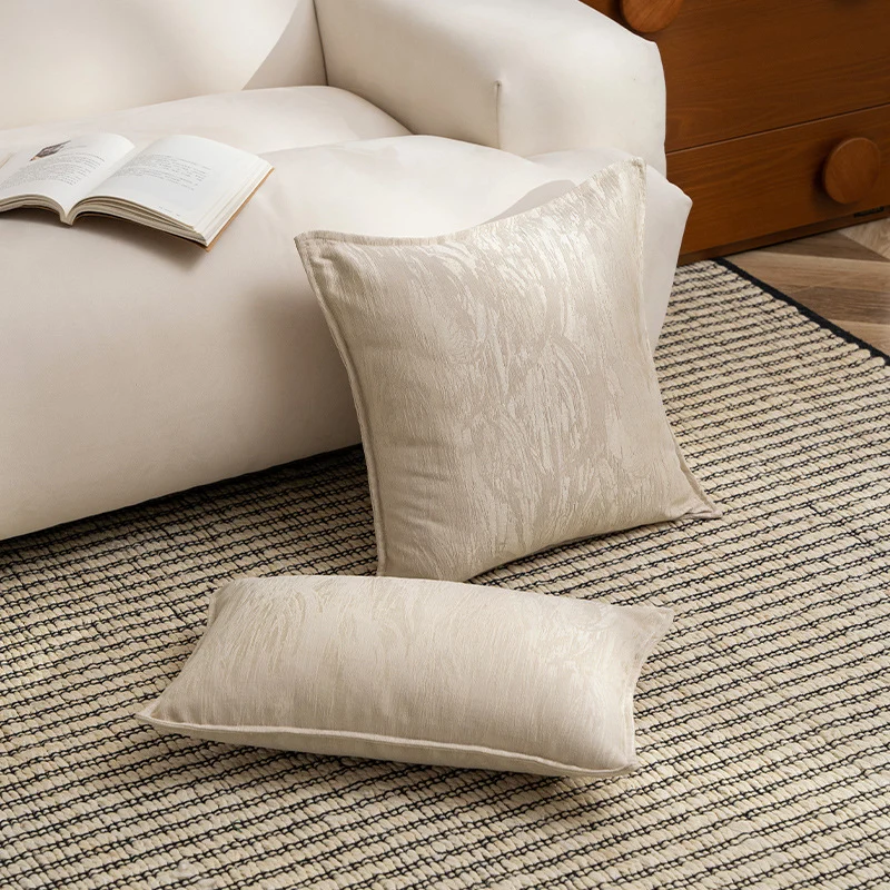Quadratisches Zierkissen mit strukturierter Jacquard‑Oberfläche und Kedernaht