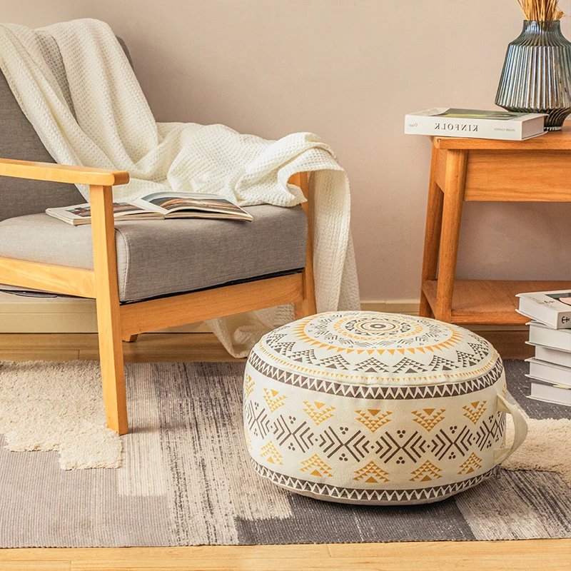 Runder Sitzpouf aus robustem Baumwollmix mit Ethno-Mandala‑Print und Tragegriff