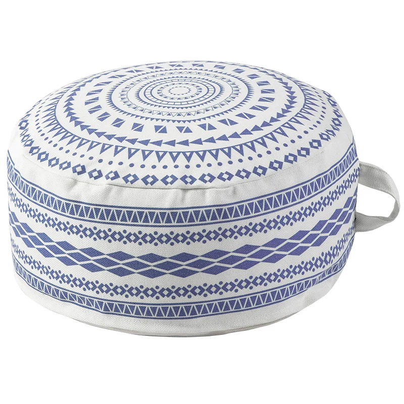 Runder Sitzpouf aus robustem Baumwollmix mit Ethno-Mandala‑Print und Tragegriff