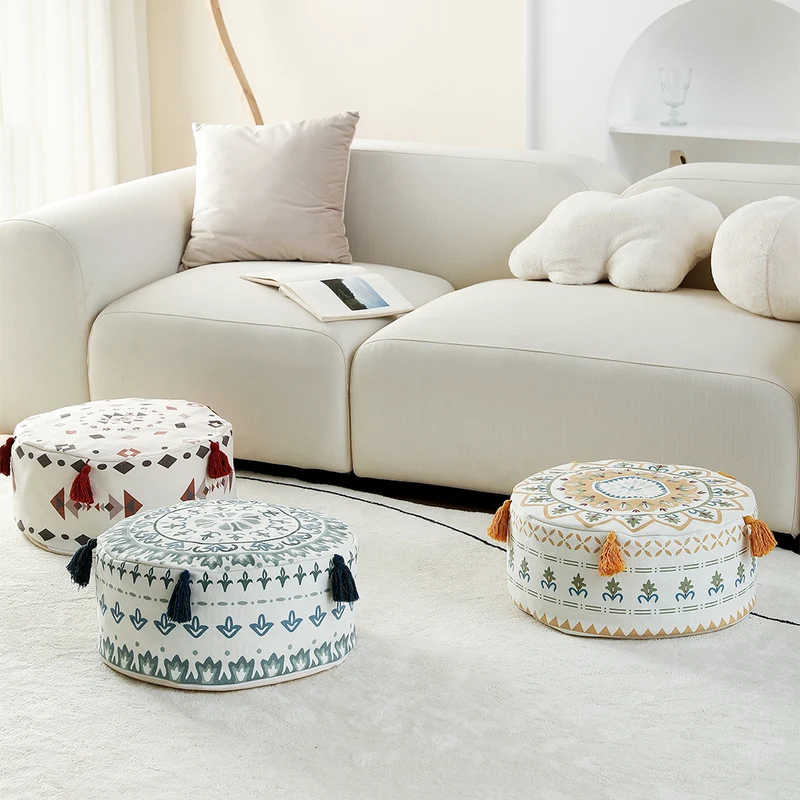 Runder gepolsterter Sitzpouf mit ethnischem Jacquardmuster und robustem Canvasbezug