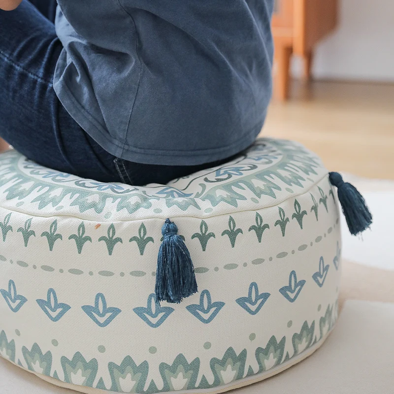 Runder gepolsterter Sitzpouf mit ethnischem Jacquardmuster und robustem Canvasbezug