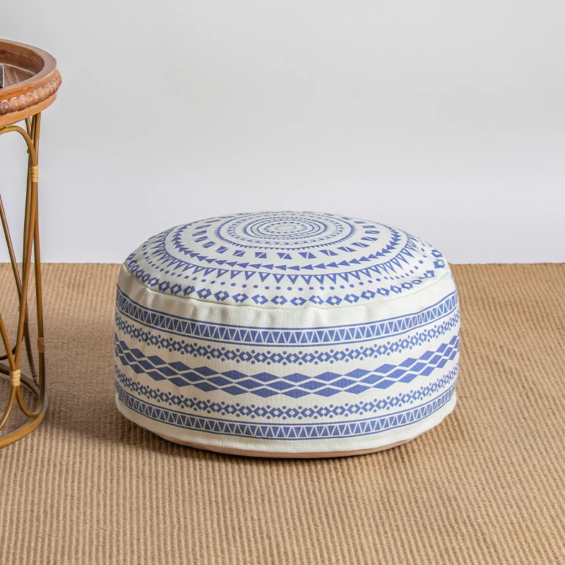 Runder gepolsterter Sitzpouf mit ethnischem Jacquardmuster und robustem Canvasbezug