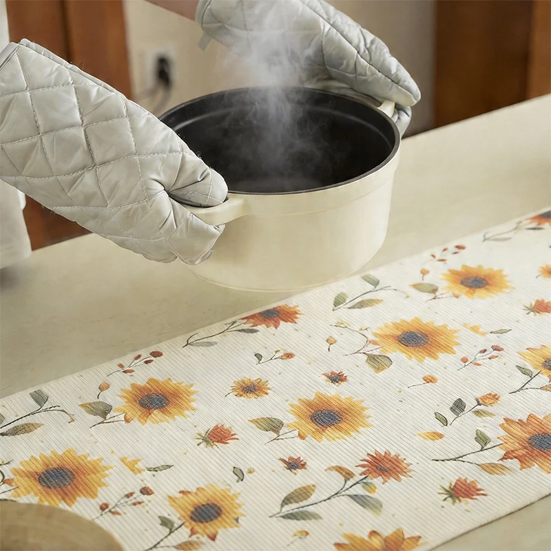 Gewebter Tischläufer mit floraler Stickerei und Fransenabschluss