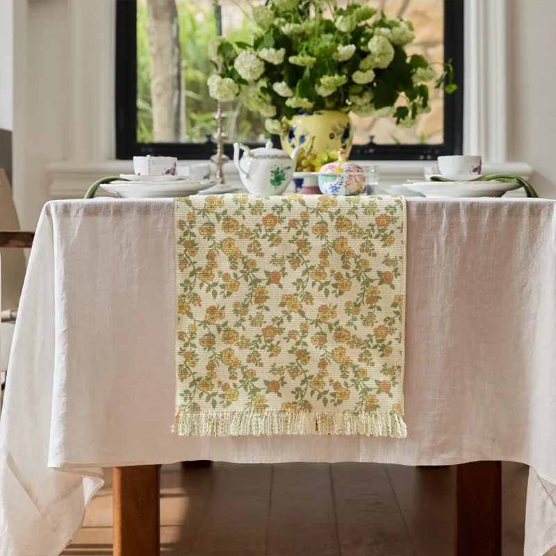 Gewebter Tischläufer mit Blumenjacquard, Fransen und Baumwollmix