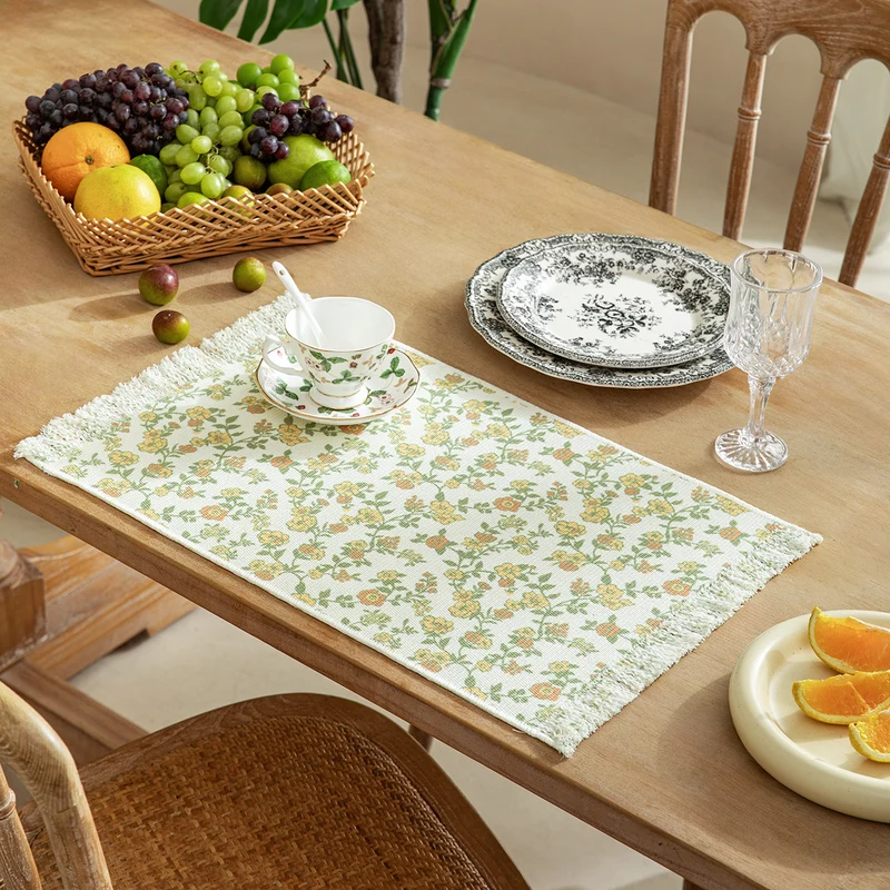Gewebter Tischläufer im Vintage-Blumenjacquard mit Fransen