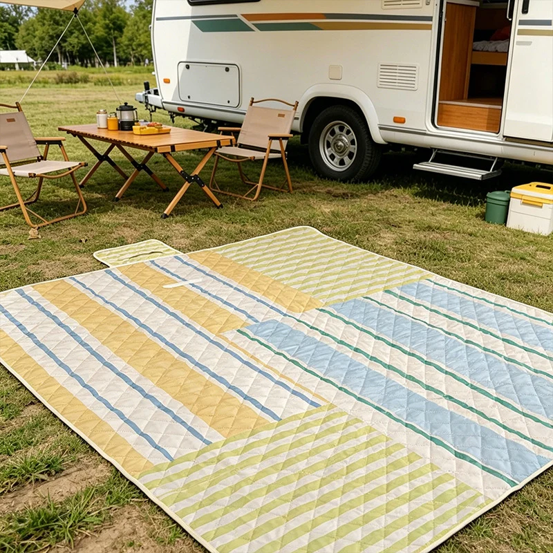 Gepolsterte Outdoor-Picknickdecke mit Steppung, Trageklappe und leichtem wasserabweisenden Bezug