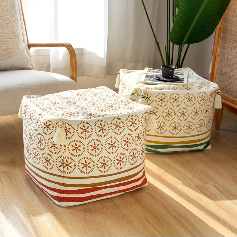 Quadratischer Pouf‑Sitzwürfel aus Baumwollmischgewebe mit Boho‑Stickerei und Quasten