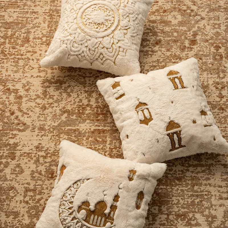 Quadratkissen aus Microplüsch mit geprägtem Mandala‑Relief und verdecktem Reißverschluss