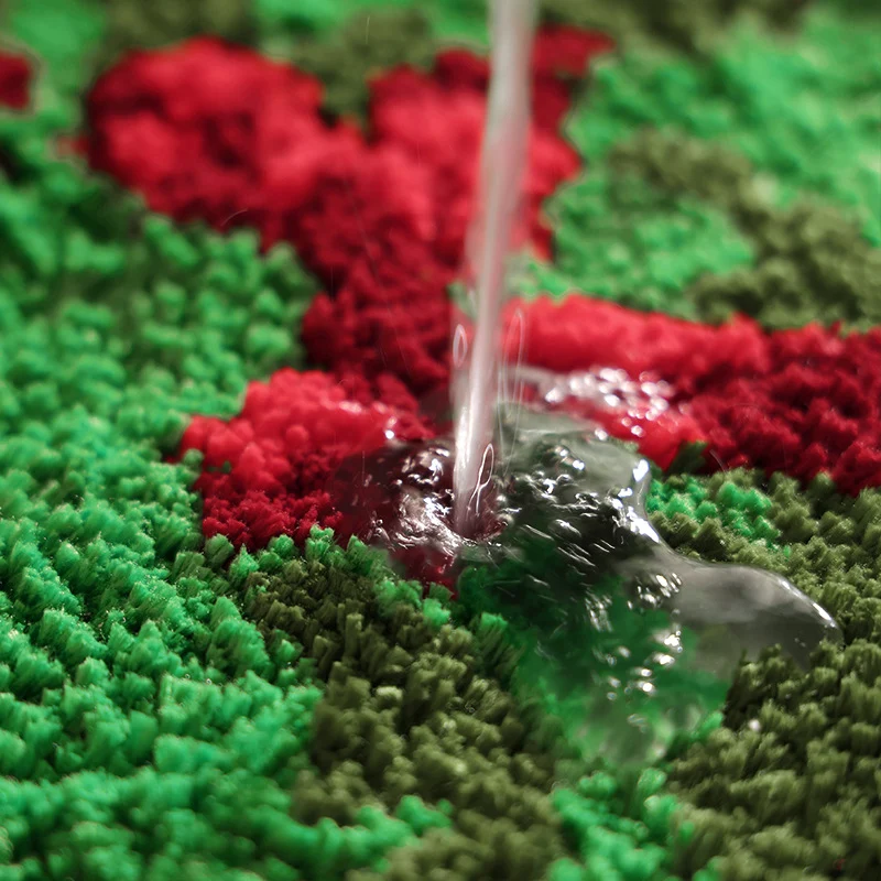 Weihnachtsbaumförmiger Chenille-Teppich mit tuftierter Schleifen‑Optik