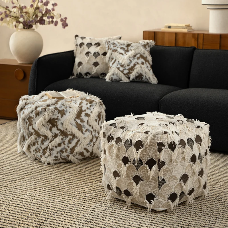 Gepolsterter Boho-Sitzpouf mit Fransen und gewebtem Patchworkbezug